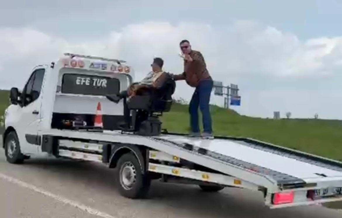 Tekirdağ&rsquo;da g&ouml;renler şaşırdı : M&uuml;şterisini &ccedil;ekici &uuml;zerinde traş etti
