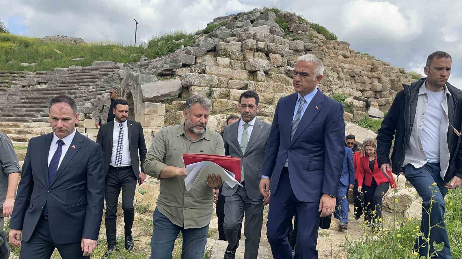 Bakan Ersoy, Kastabala Antik Kenti&rsquo;nde incelemelerde bulundu
