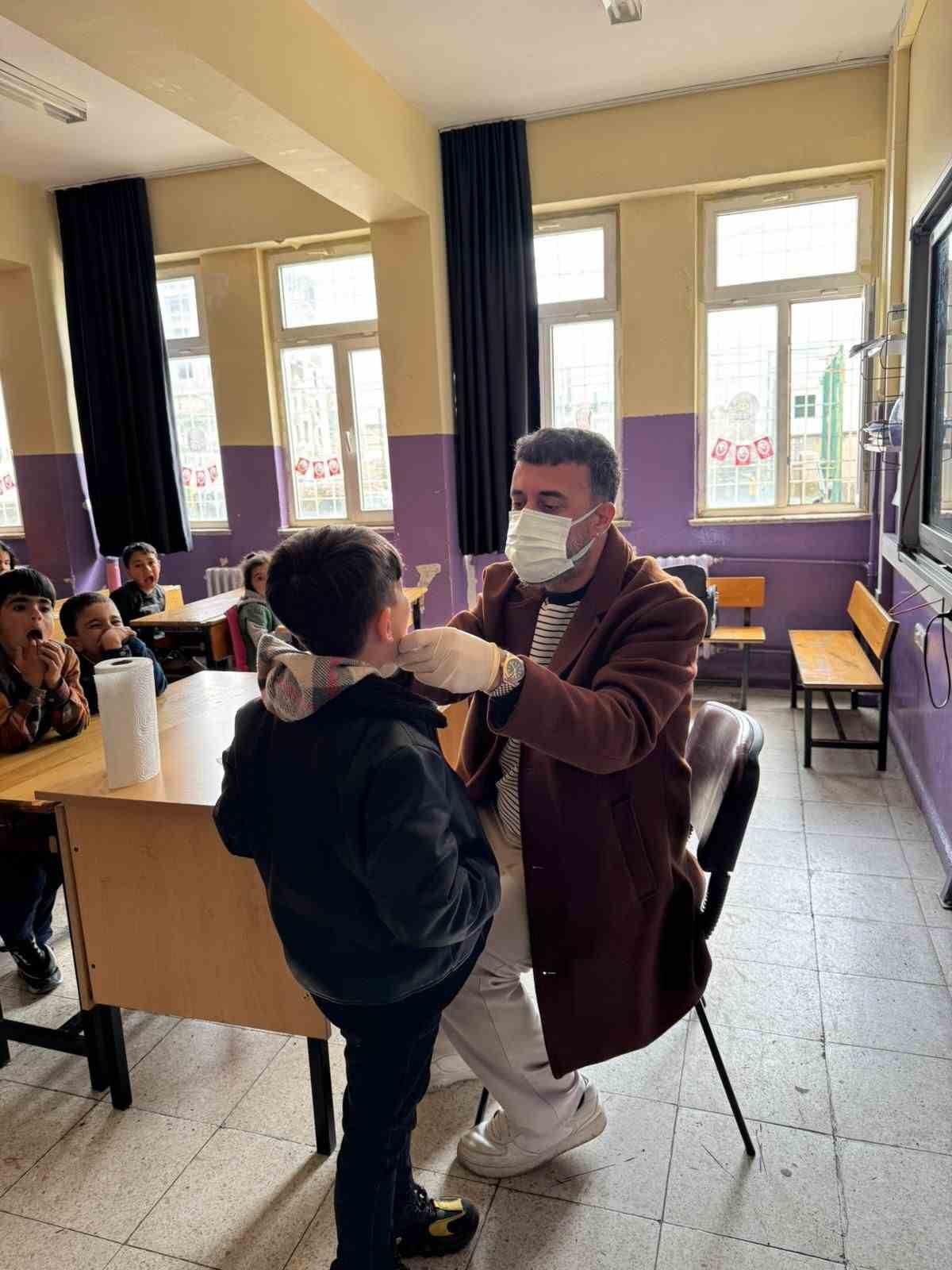 Diyarbakır&rsquo;da &ouml;ğrencilere ağız ve diş sağlığı taraması: 3 ayda 4 bin 456 &ouml;ğrenciye ulaşıldı
