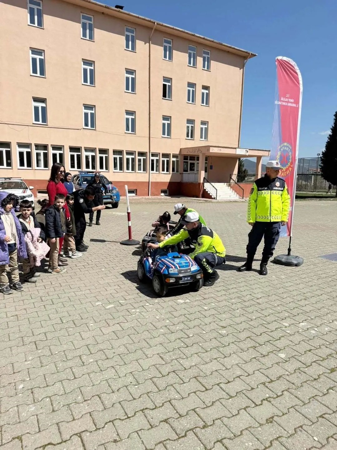 Sinop&rsquo;ta minikler eğlenerek trafik kurallarını &ouml;ğreniyor
