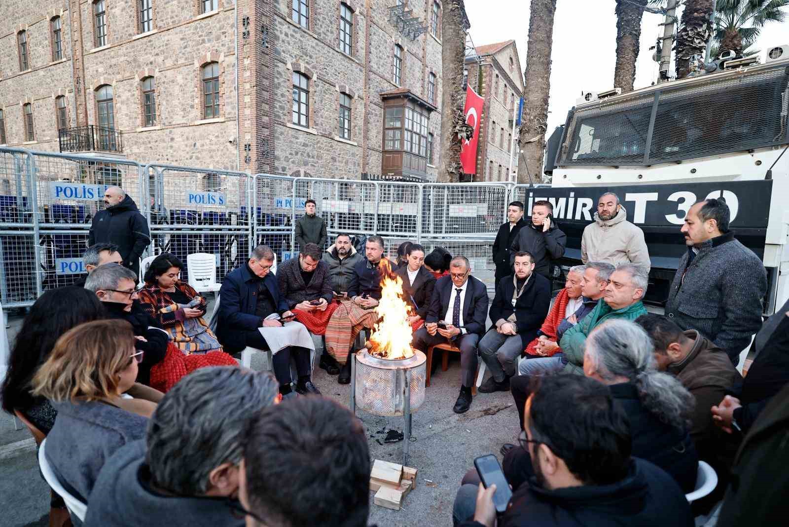 Başkan Tugay, Meslek Fabrikası &ouml;n&uuml;nde sabahladı
