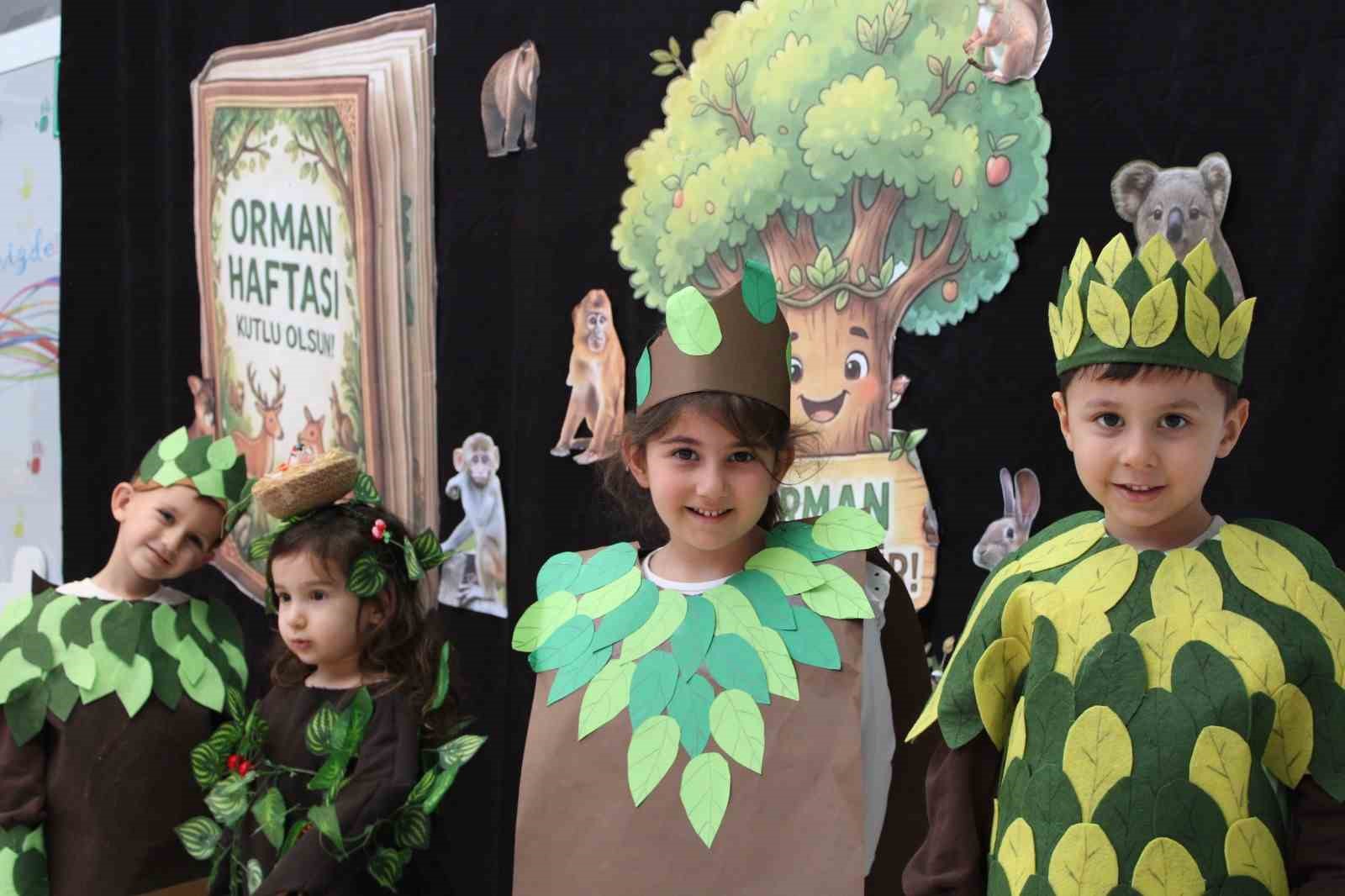 &Ouml;demiş&rsquo;te minik &ouml;ğrencilere kitap kurdu madalyası
