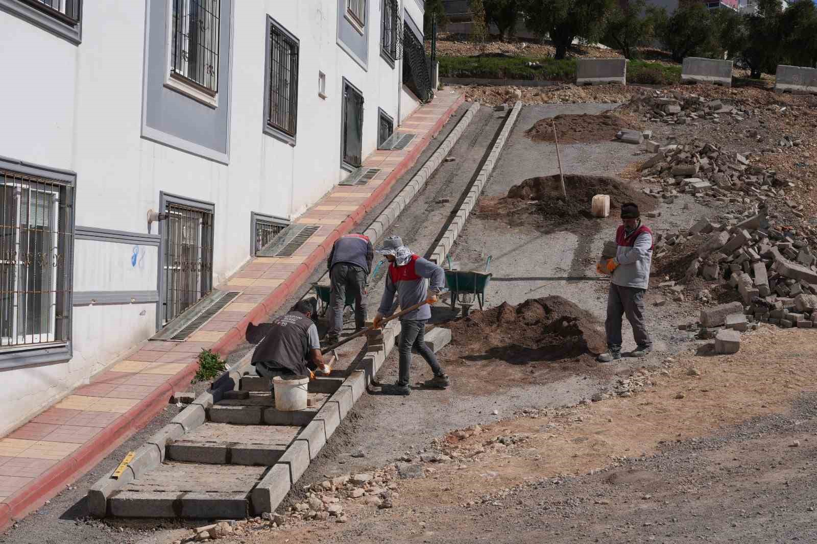 Onikişubat Belediyesi&rsquo;nden 9 farklı mahallede eş zamanlı kaldırım ve yol &ccedil;alışması
