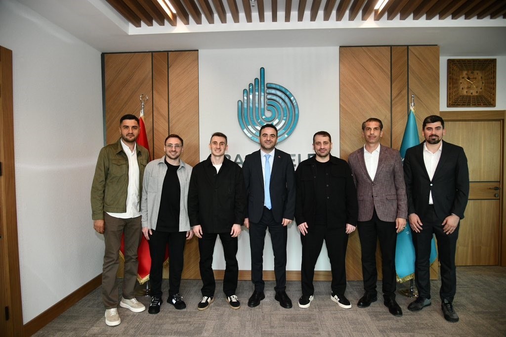 Kerem Akt&uuml;rkoğlu&rsquo;ndan Başkan &Ouml;zl&uuml;&rsquo;ye forma hediyesi
