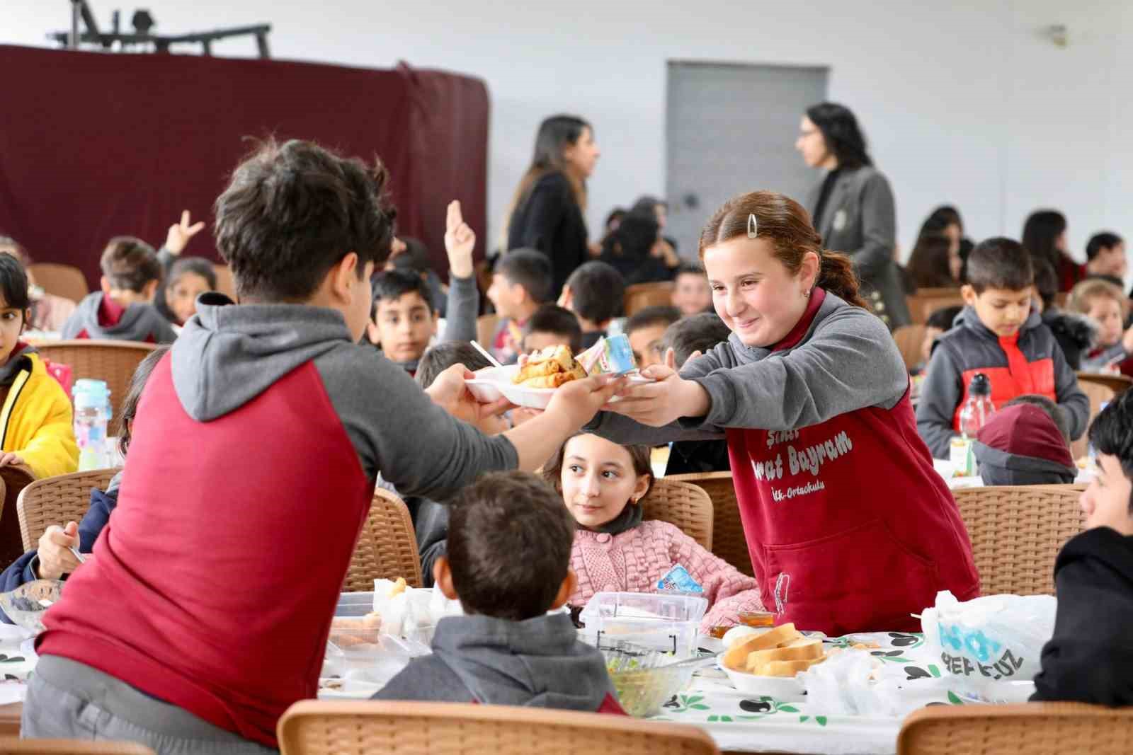 Vali Aydoğdu&rsquo;dan gen&ccedil;lere hem değer hem spor vurgusu
