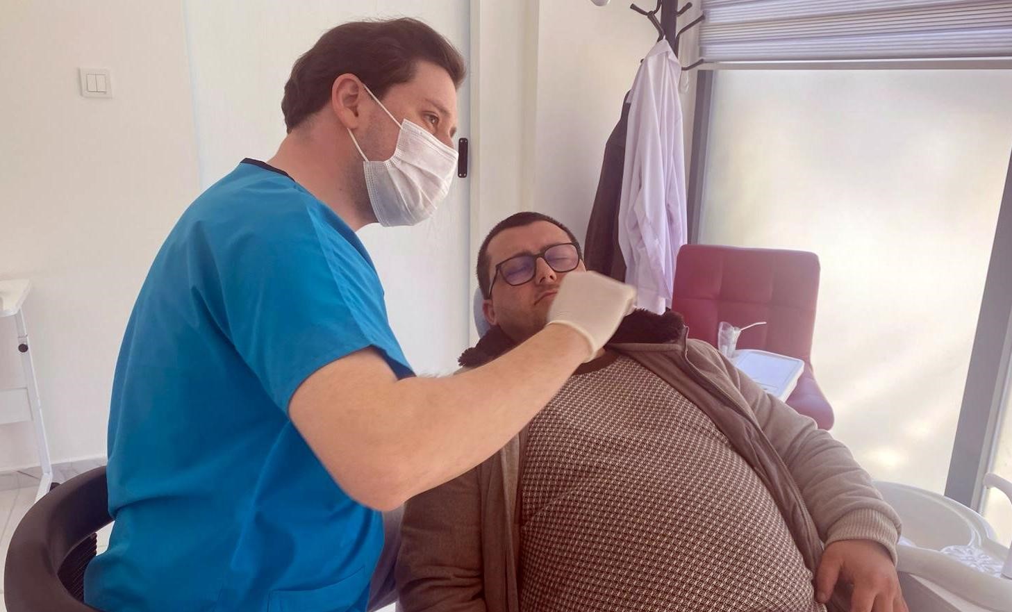 Sosyal medya &uuml;zerinde satılan diş parlatıcı ve benzeri &uuml;r&uuml;nlere inanmayın
