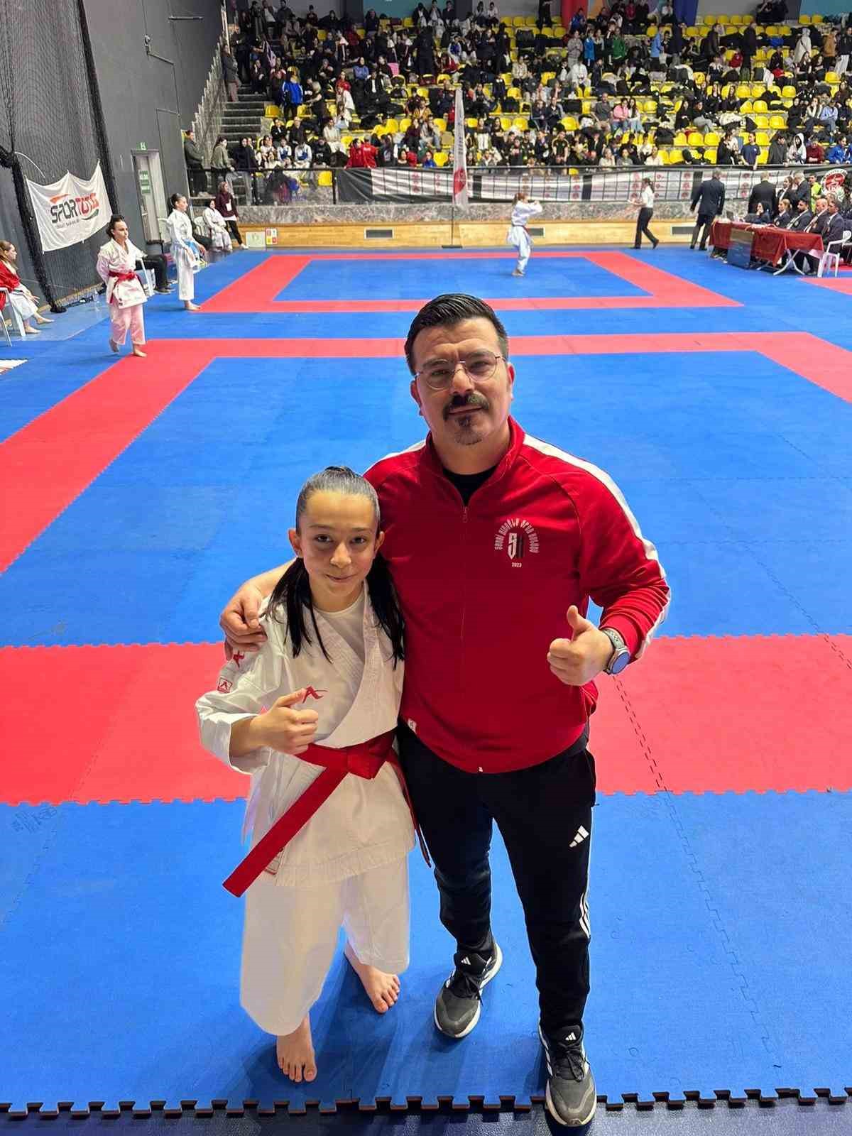 Azra Coşkun&rsquo;dan T&uuml;rkiye ikinciliği
