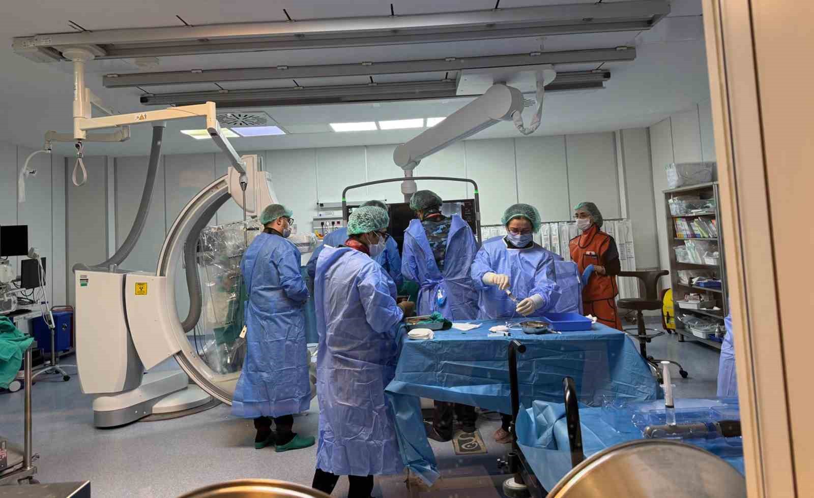 MEAH&rsquo;ta kapalı sistemle y&uuml;ksek riskli 4 hastanın kalp kapağı değiştirildi
