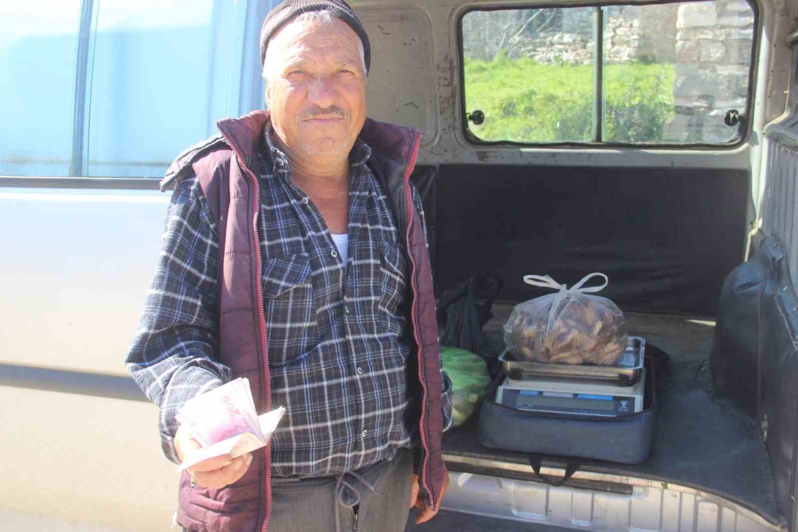 &Ccedil;anakkale&rsquo;de dağ k&ouml;ylerinde kuzug&ouml;beği gelir kapısı oldu
