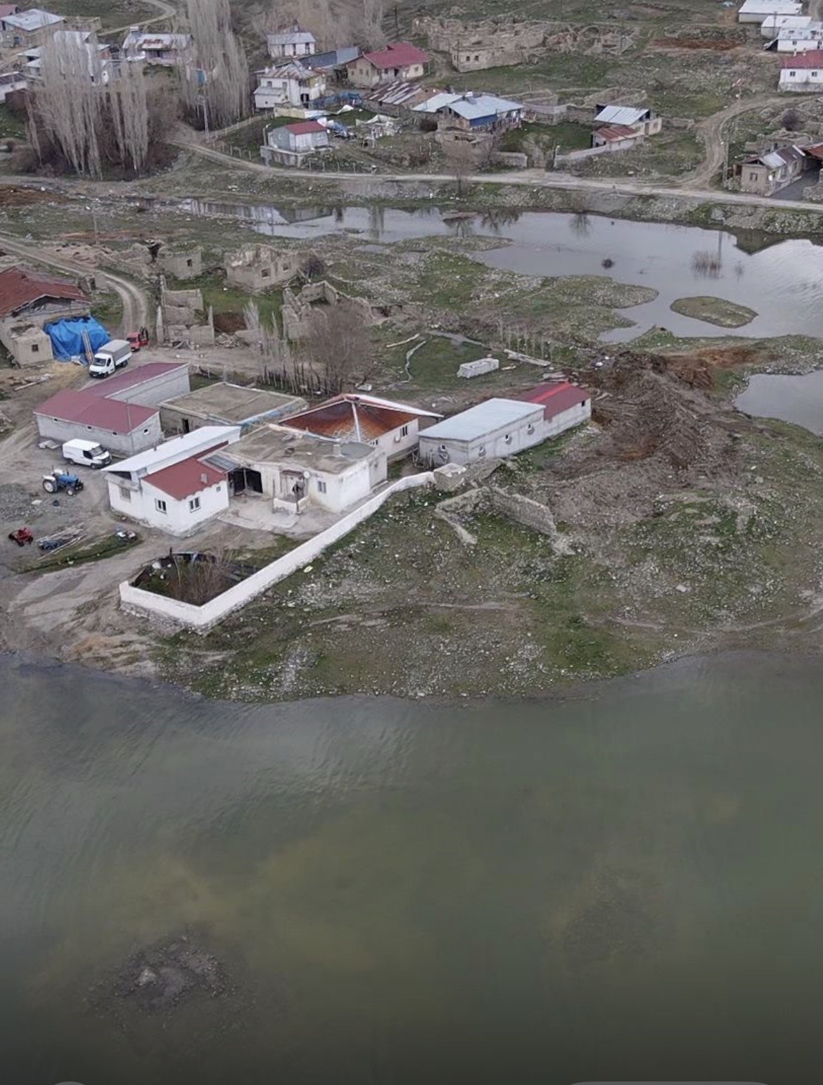 Baraj suları taştı, evler g&ouml;l&uuml;n ortasında kaldı
