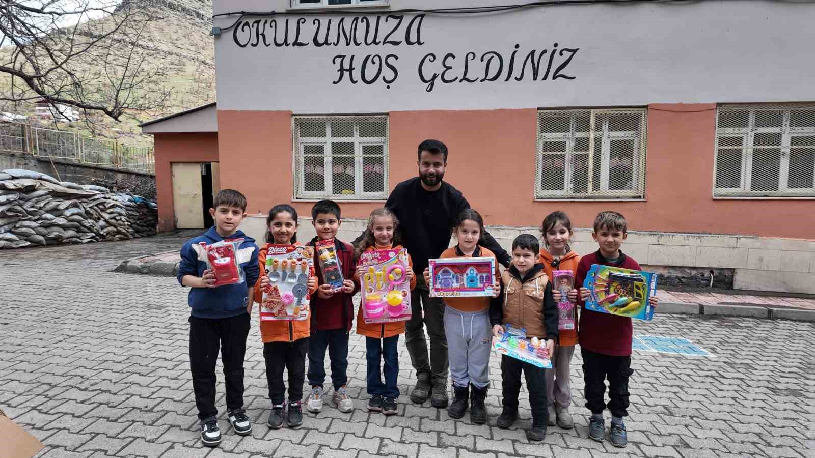 Hayırsever polisten binlerce öğrenciye anlamlı destek