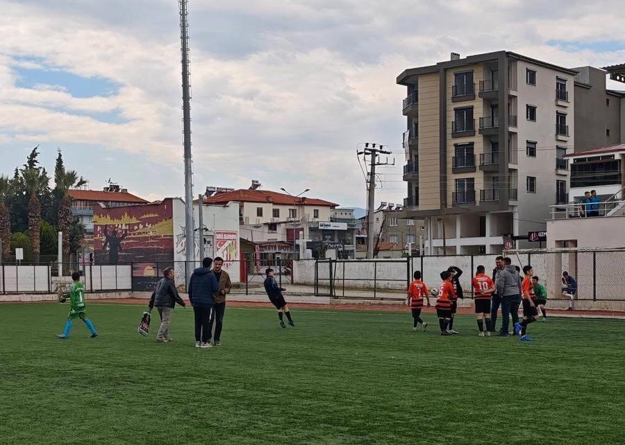 Sarıg&ouml;l&rsquo;de 23 Nisan coşkusu sahaya taşındı
