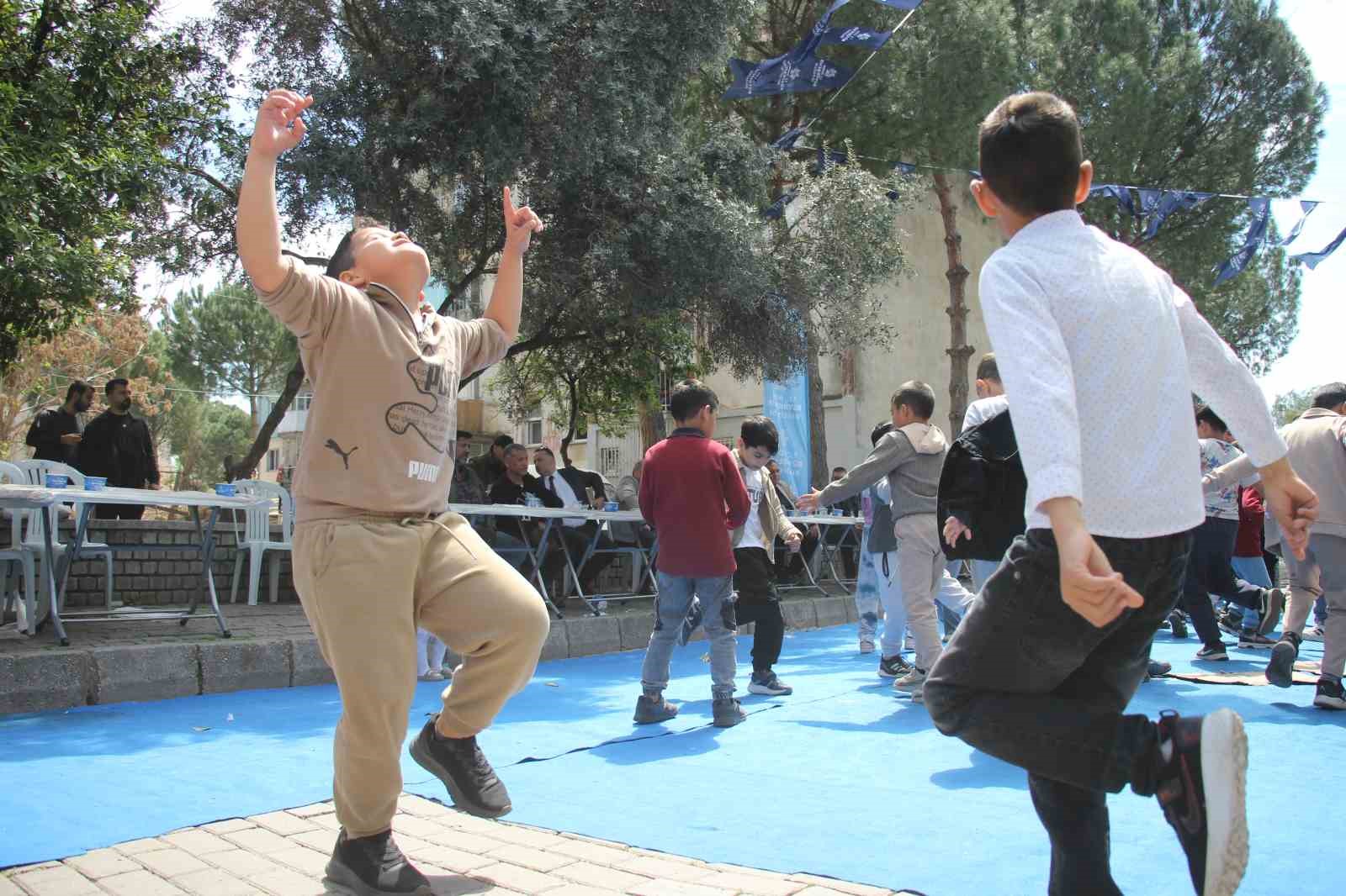 Aydınlı Romanlar g&uuml;nlerini doyasıya eğlenerek kutladı
