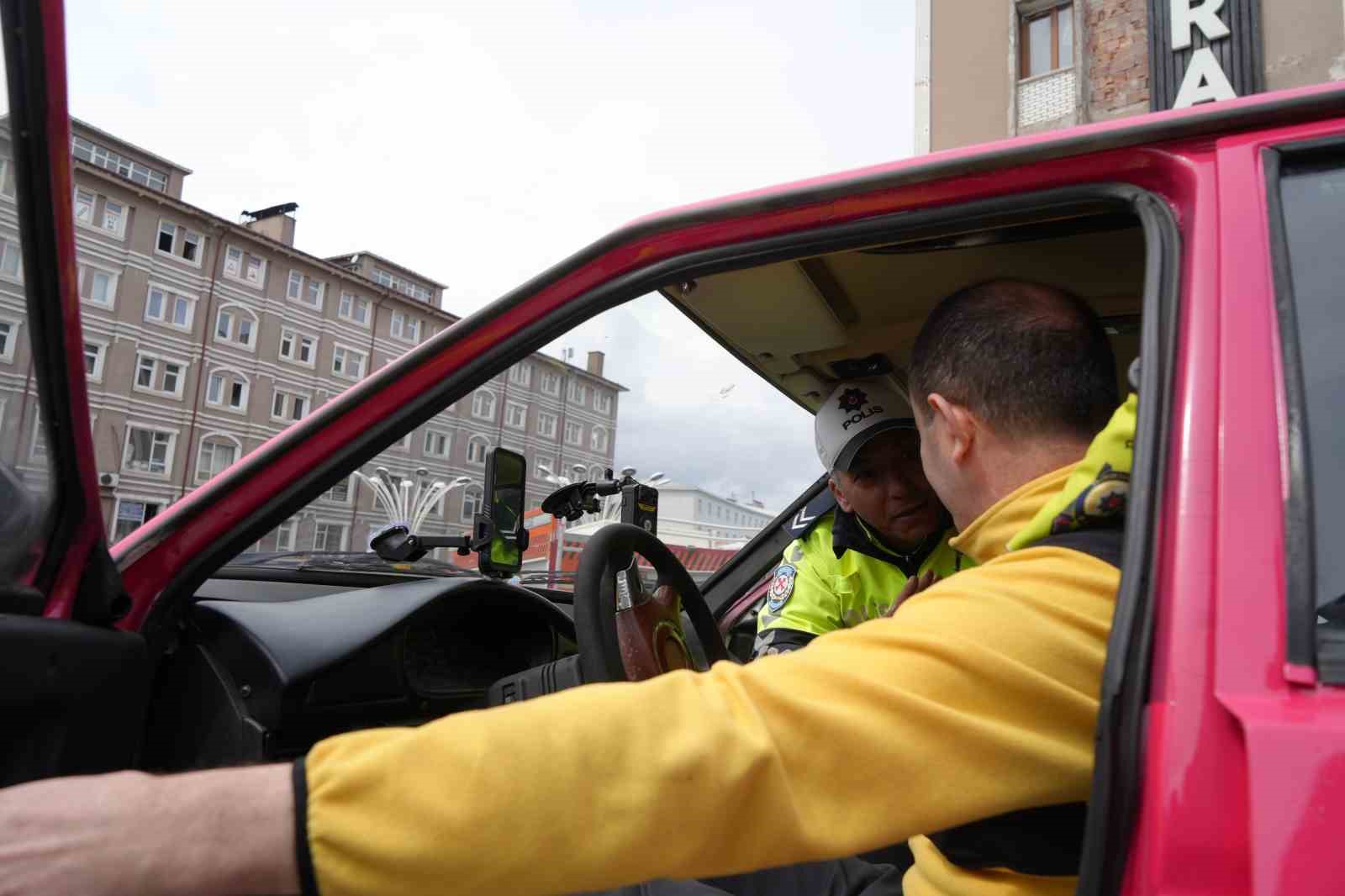 Erzurum&rsquo;da hayati deneyim: Kaza anını birebir yaşadılar
