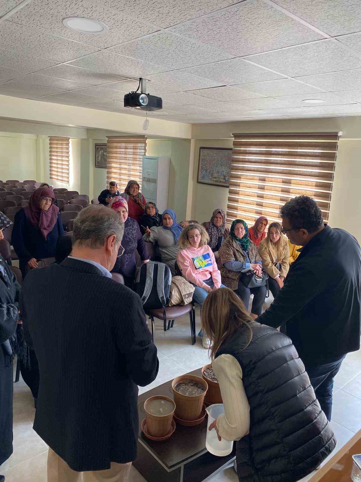 Kilis ve Gaziantep&rsquo;te kadın &ccedil;ift&ccedil;ilere onarıcı tarım eğitimi verildi
