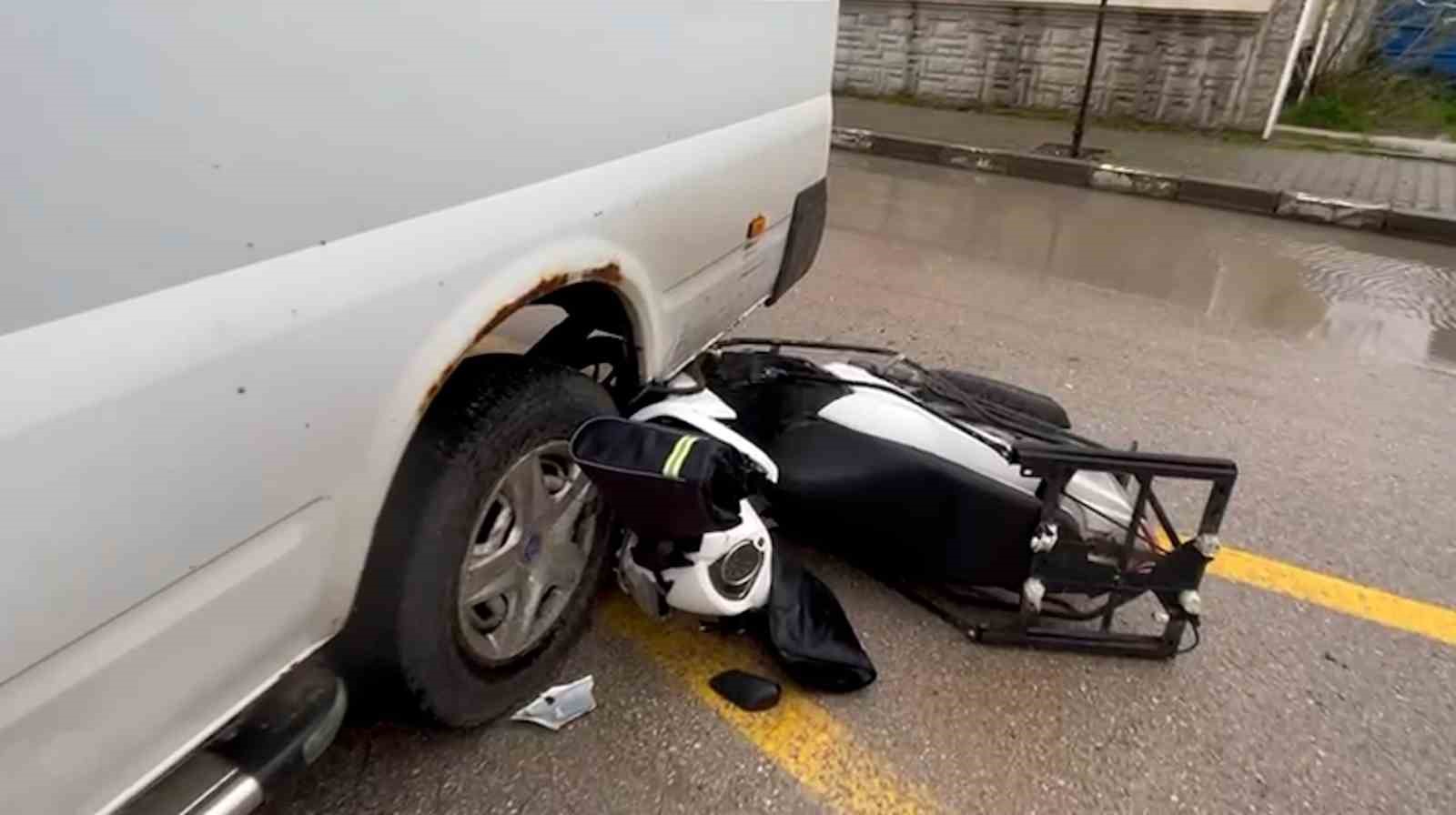 Bolu&rsquo;da minib&uuml;s ile motosiklet &ccedil;arpıştı: 1 yaralı
