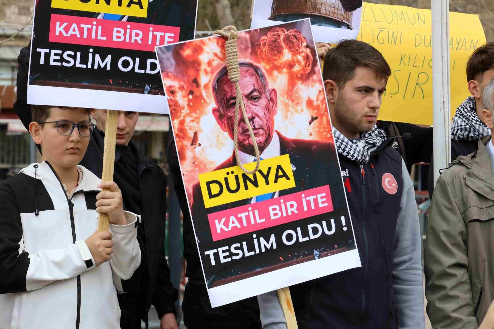 Elleriyle besleyip b&uuml;y&uuml;tt&uuml;ğ&uuml; kuzuyu Gazze&rsquo;ye bağışladı
