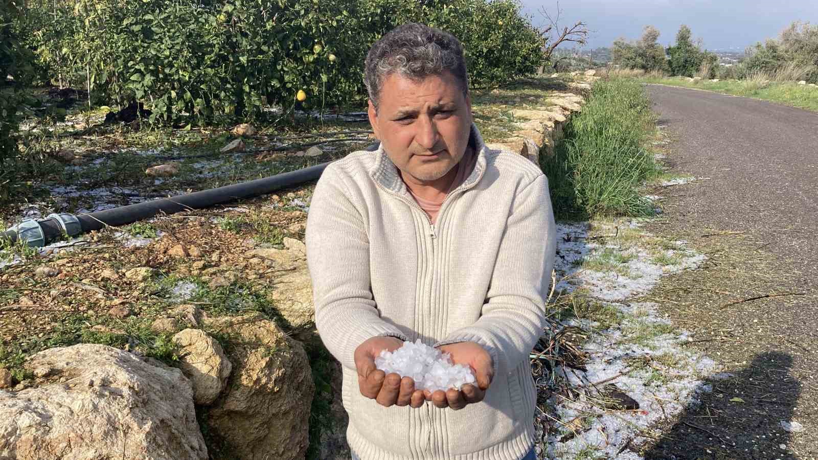 Mersin&rsquo;de misket b&uuml;y&uuml;kl&uuml;ğ&uuml;nde dolu etkili oldu: Orman ve bah&ccedil;eler beyaza b&uuml;r&uuml;nd&uuml;
