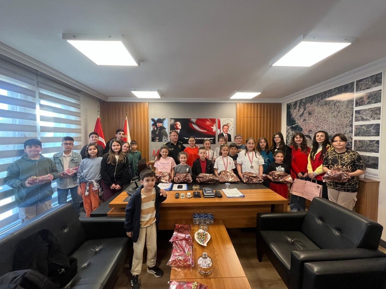 Polis çocukları floor curling turnuvasında yarıştı