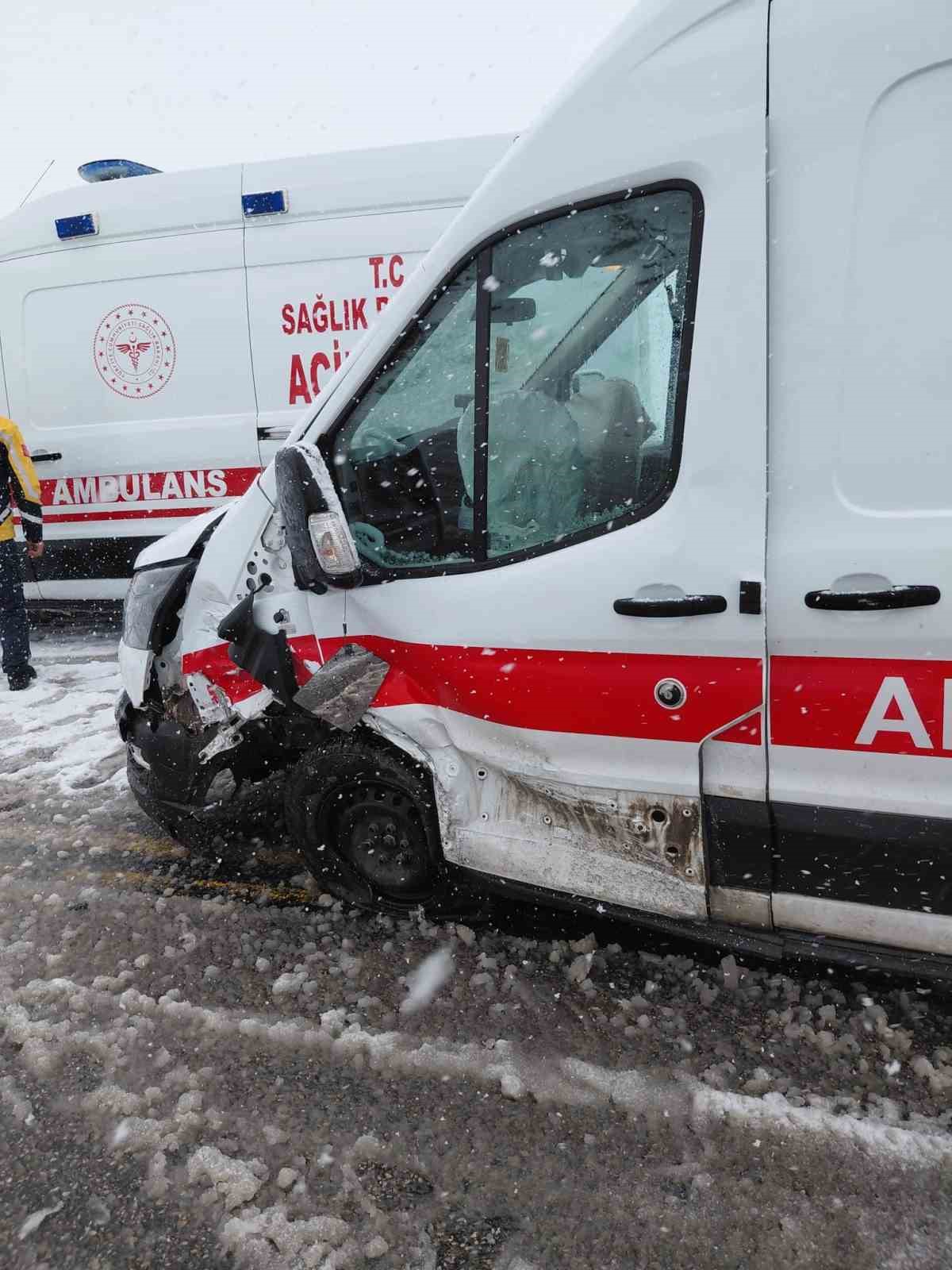 Ambulans ile otomobil çarpıştı: 3 kişi yaralandı