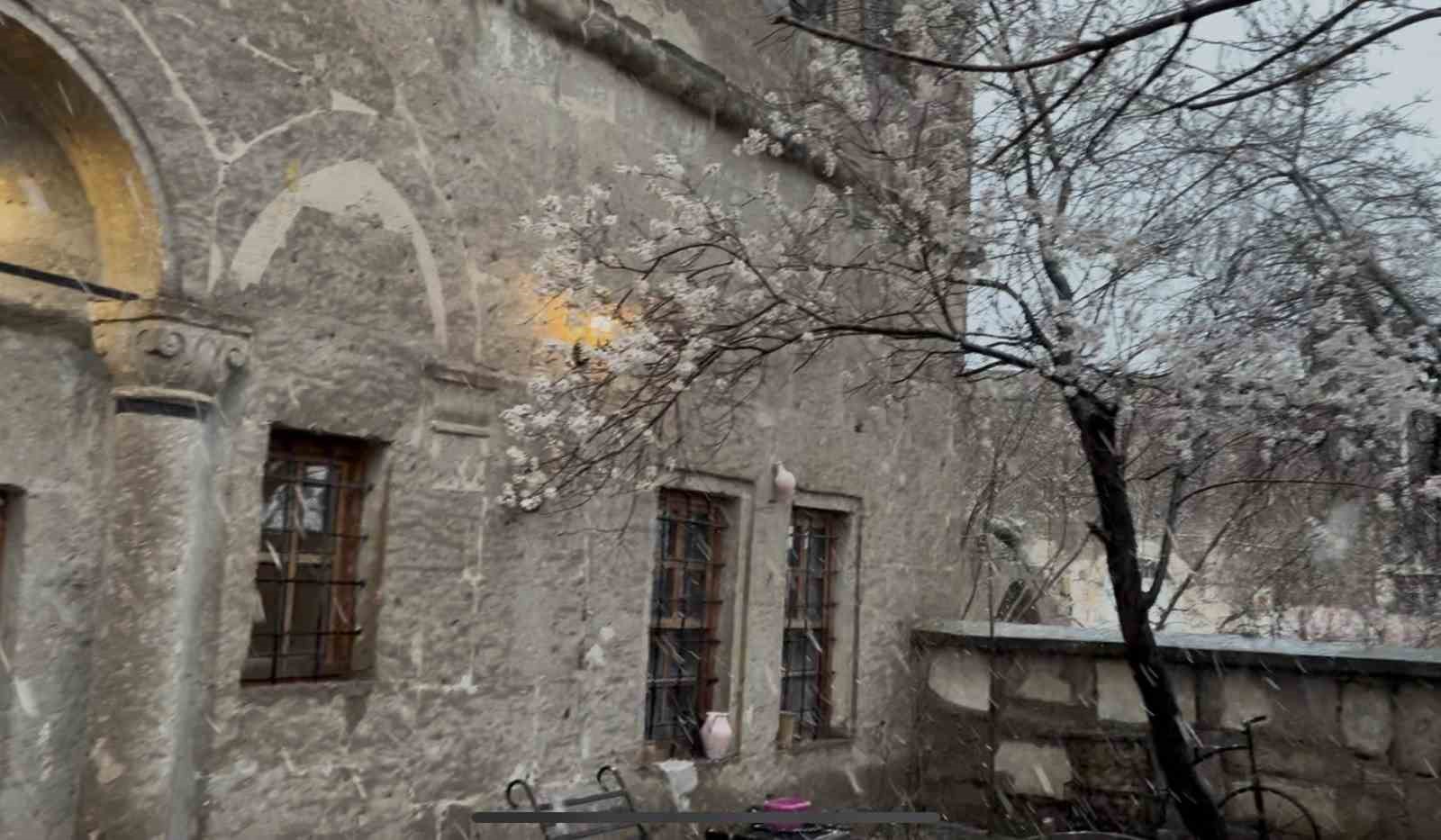 Meyve ağaçlarının çiçek açtığı Güzelyurt’ta kar yağışı