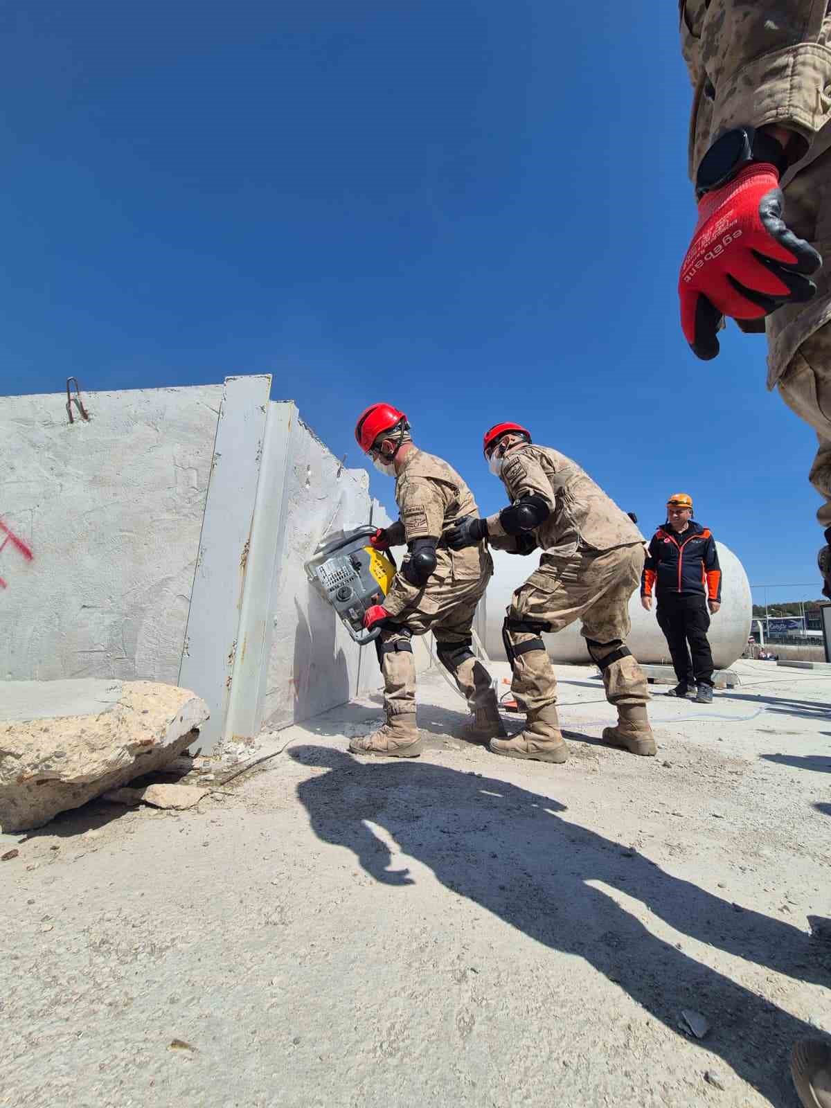 AFAD’dan jandarma komandolara arama ve kurtarma eğitimi