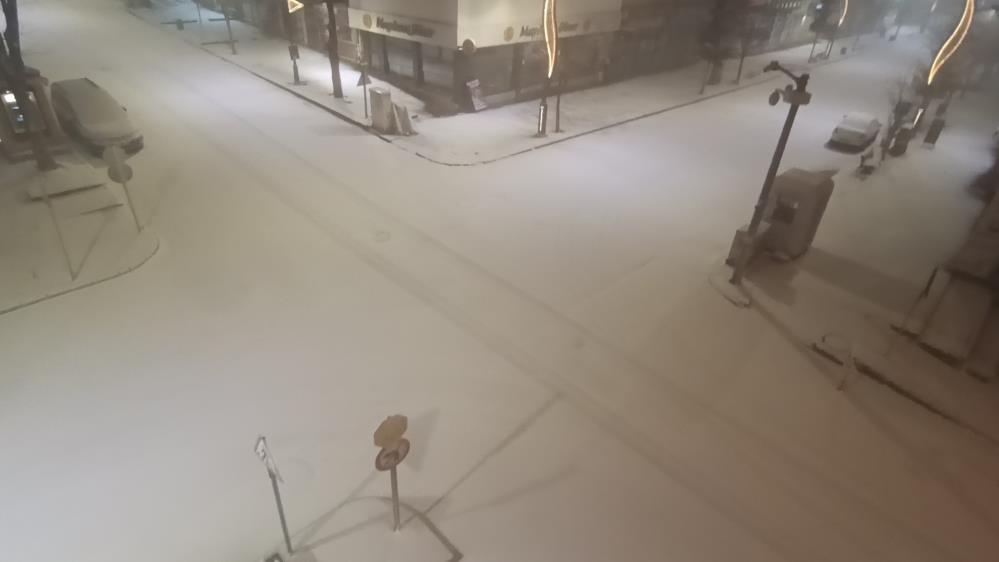 Kars&rsquo;ta Nisan s&uuml;rprizi: Şehir merkezi 5 dakikada beyaza b&uuml;r&uuml;nd&uuml;