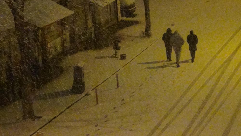 Kars&rsquo;ta Nisan s&uuml;rprizi: Şehir merkezi 5 dakikada beyaza b&uuml;r&uuml;nd&uuml;