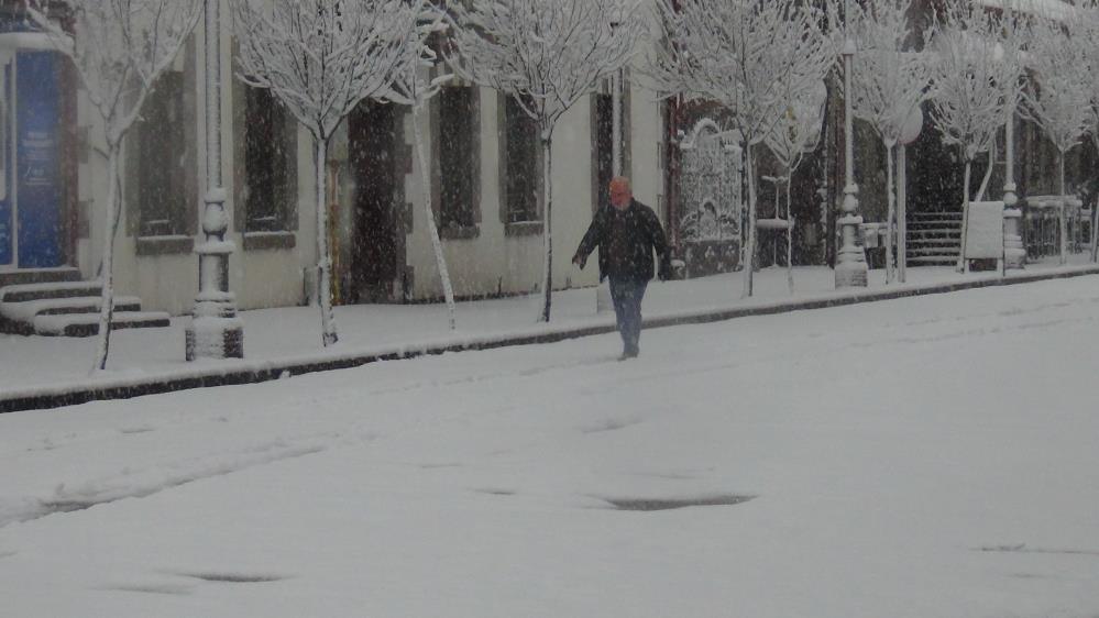 Kars&rsquo;ta yer g&ouml;k beyaz: Kar kalınlığı 30 santimi aştı