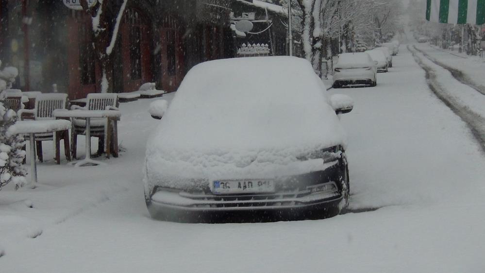 Kars&rsquo;ta yer g&ouml;k beyaz: Kar kalınlığı 30 santimi aştı