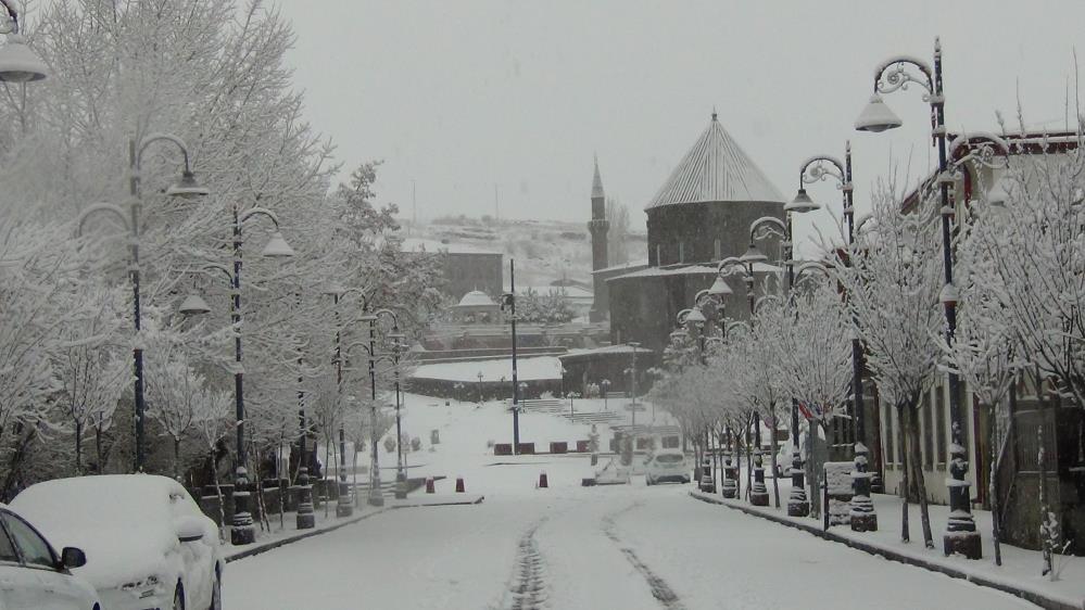 Kars&rsquo;ta yer g&ouml;k beyaz: Kar kalınlığı 30 santimi aştı