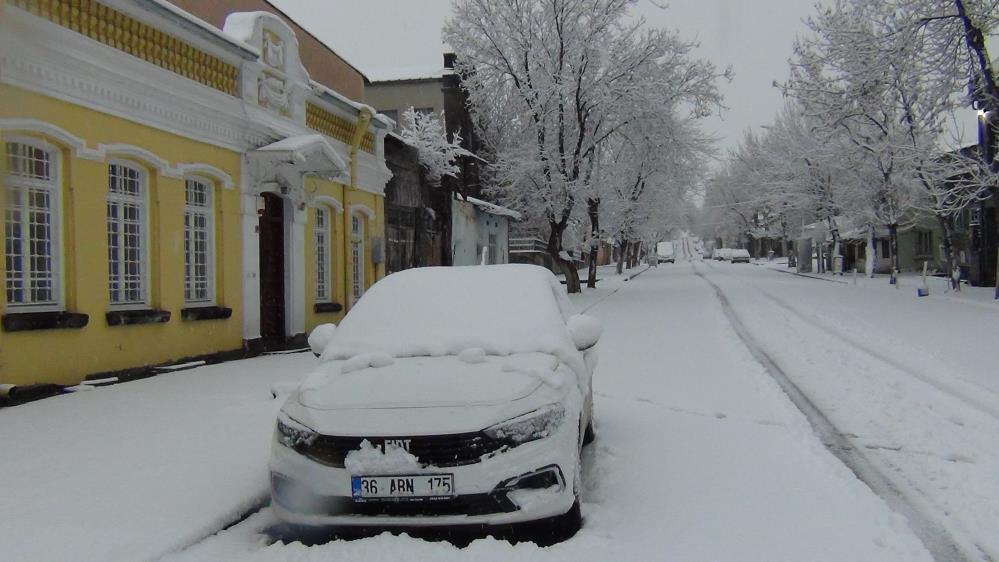 Kars&rsquo;ta yer g&ouml;k beyaz: Kar kalınlığı 30 santimi aştı