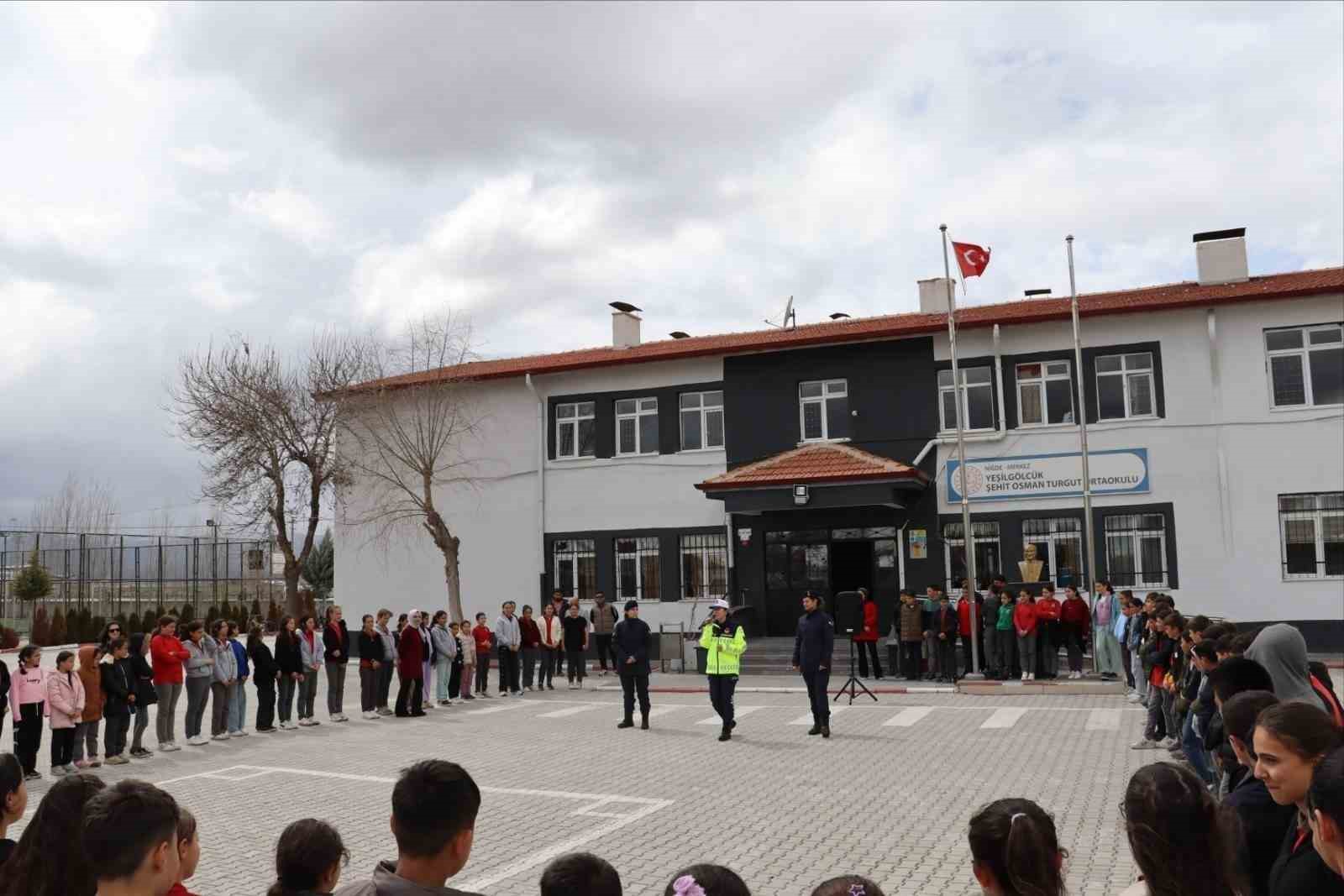 Jandarmadan Niğde’de öğrencilere meslek tanıtımı ve güvenlik eğitimi