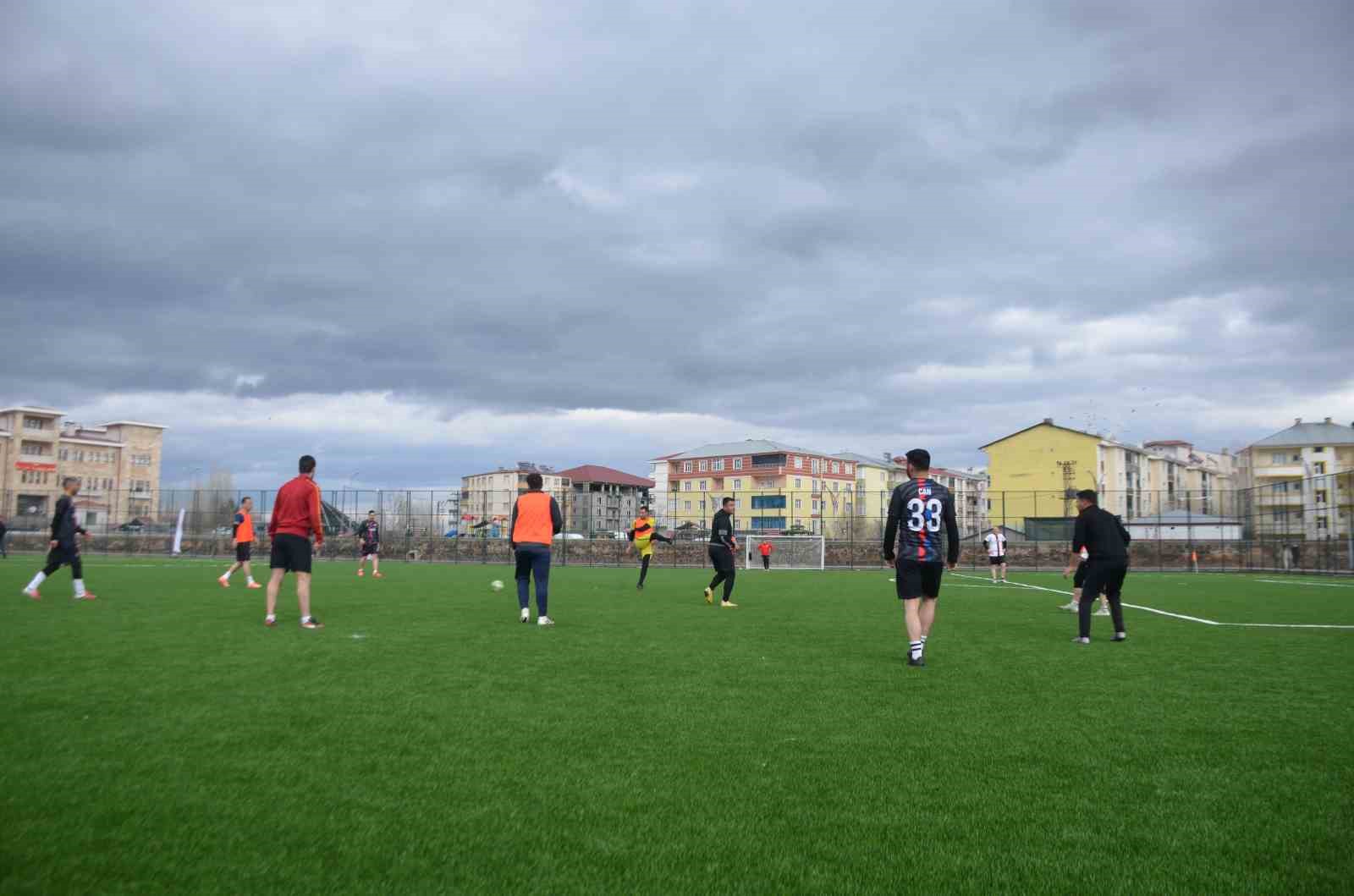 Bulanık&rsquo;ta protokol ve polis sahada buluştu

