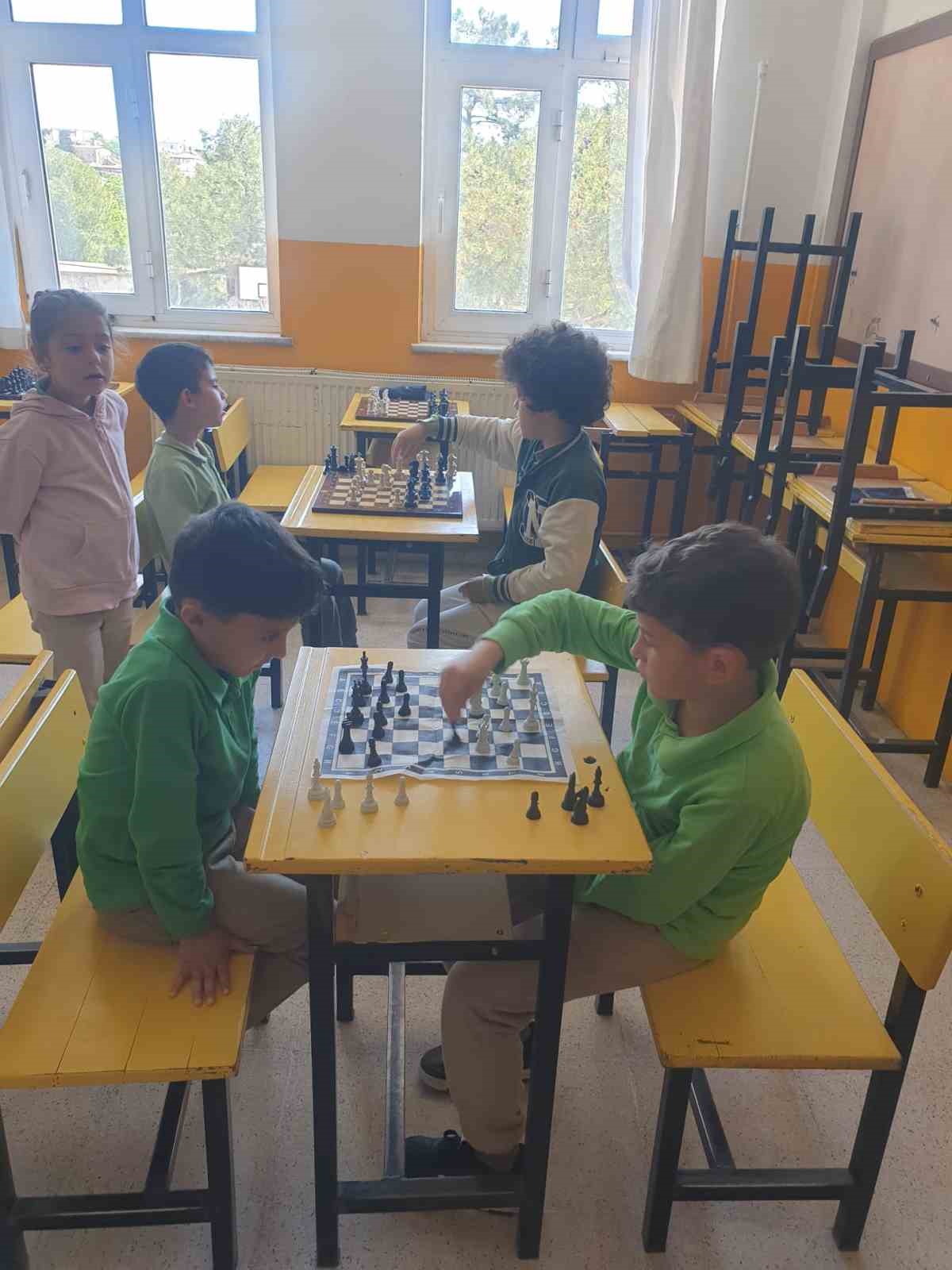 Dat&ccedil;a&rsquo;da &ouml;ğrenciler &rsquo;hikayelerle satran&ccedil;&rsquo; etkinliğinde buluştu
