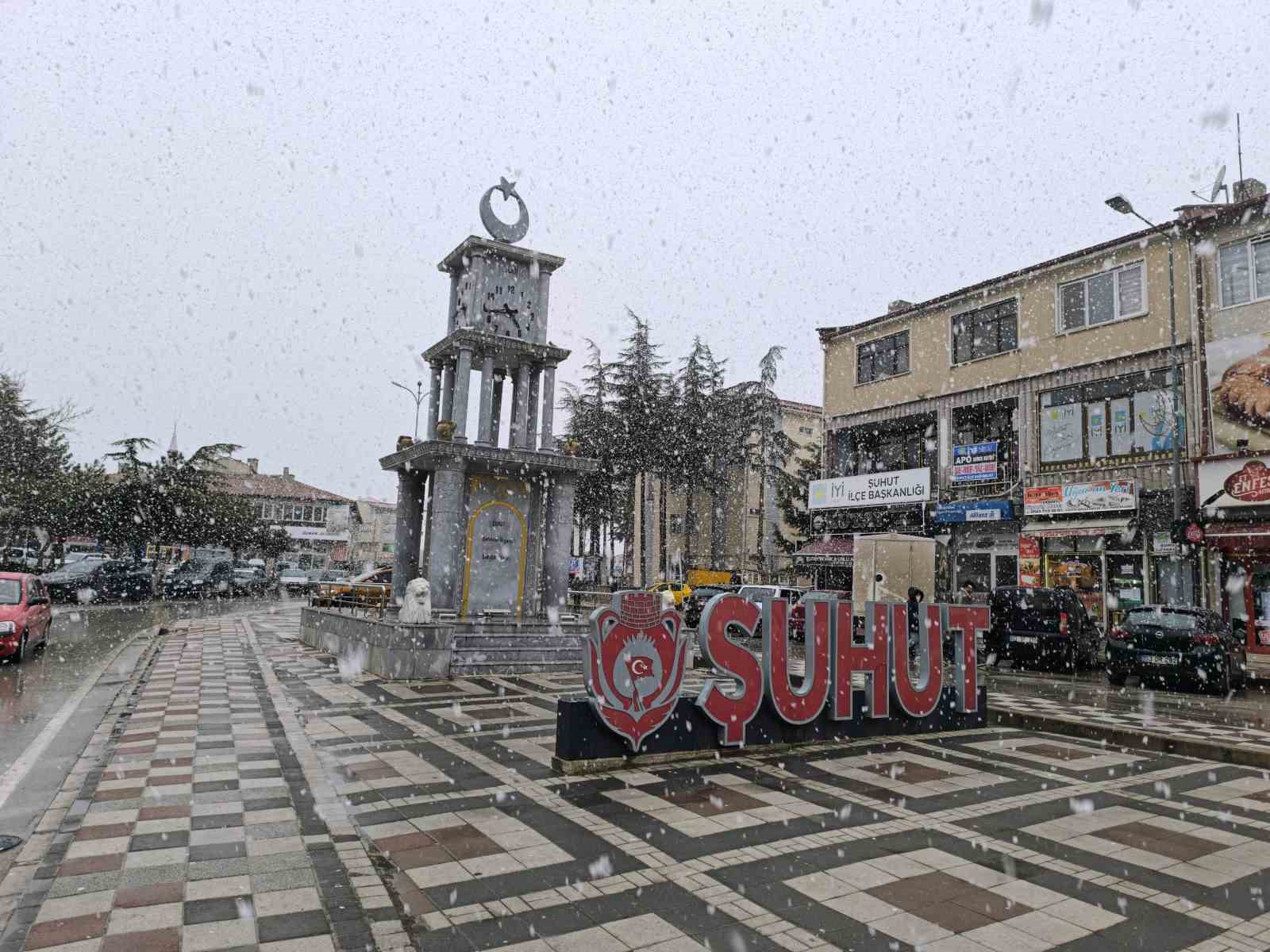 Nisan ayında Afyonkarahisar&rsquo;a kar s&uuml;rprizi
