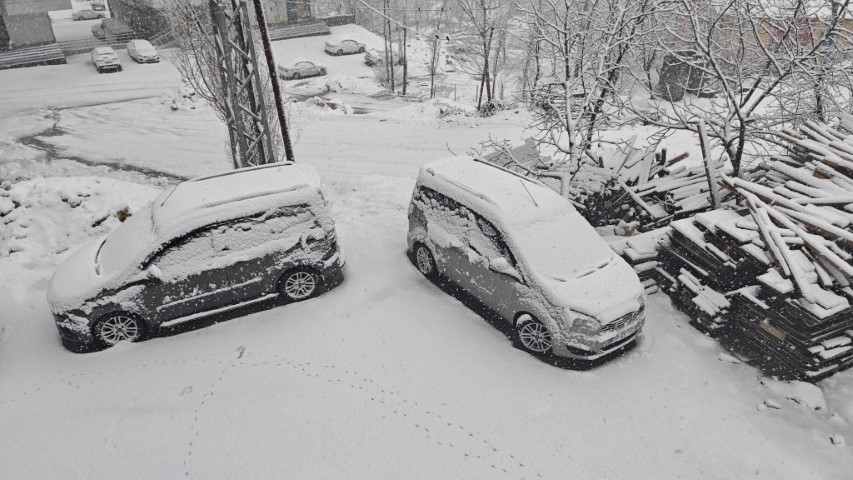 Bitlis&rsquo;te nisanda kara kış: 84 k&ouml;y yolu ulaşıma kapandı