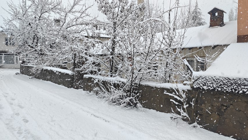 Bitlis&rsquo;te nisanda kara kış: 84 k&ouml;y yolu ulaşıma kapandı