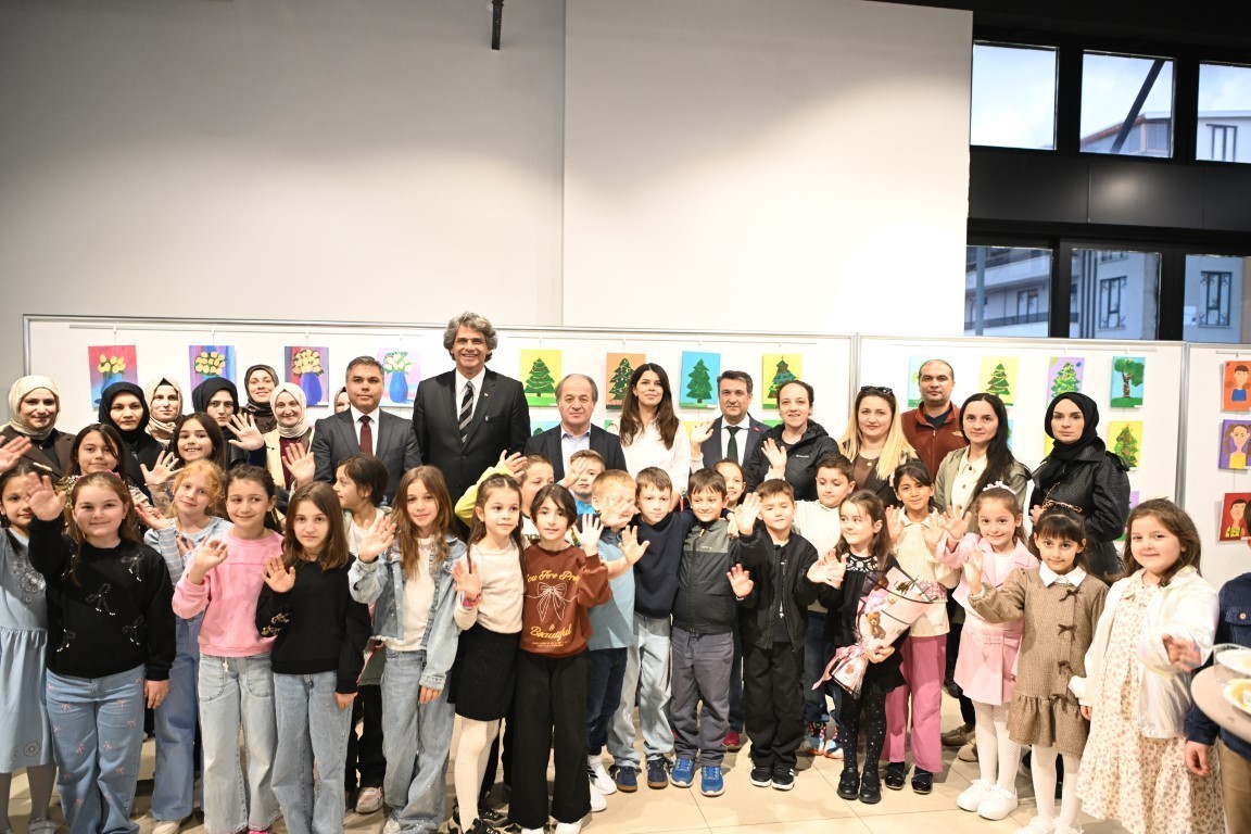 Kartepe’de minik ressamların eserleri Sanat Evi’nde sergileniyor