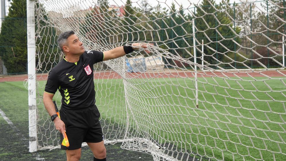 Polis ve futbol hakemi olan Seyfettin Ünal, 20 yılı aşkındır iki mesleği bir arada yapıyor