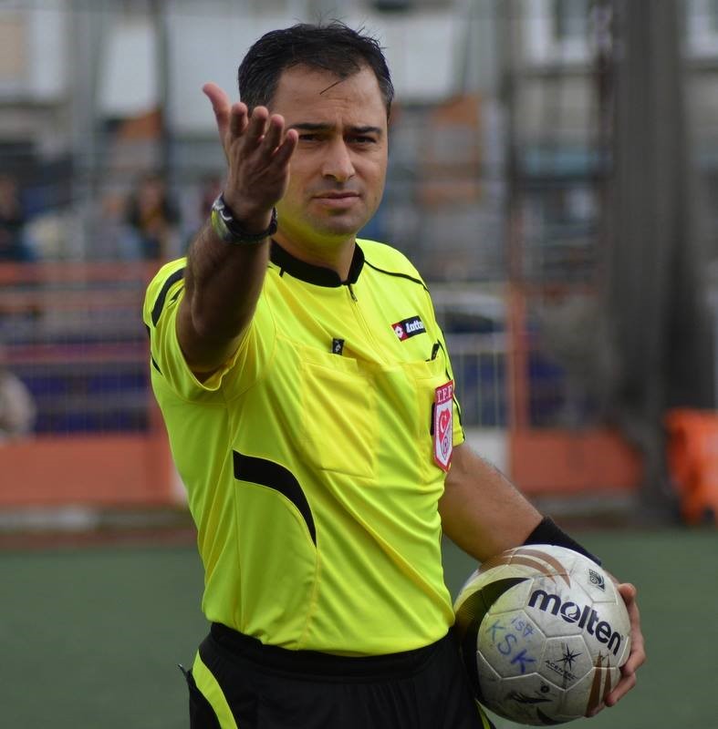 Polis ve futbol hakemi olan Seyfettin Ünal, 20 yılı aşkındır iki mesleği bir arada yapıyor