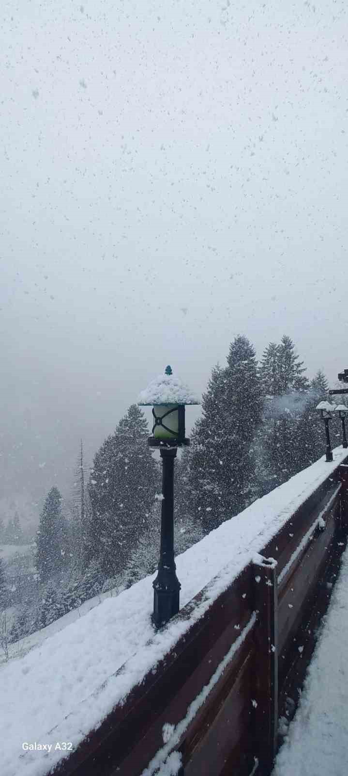 D&uuml;nyaca &uuml;nl&uuml; Ayder Yaylası&rsquo;nda kar etkisini s&uuml;rd&uuml;r&uuml;yor
