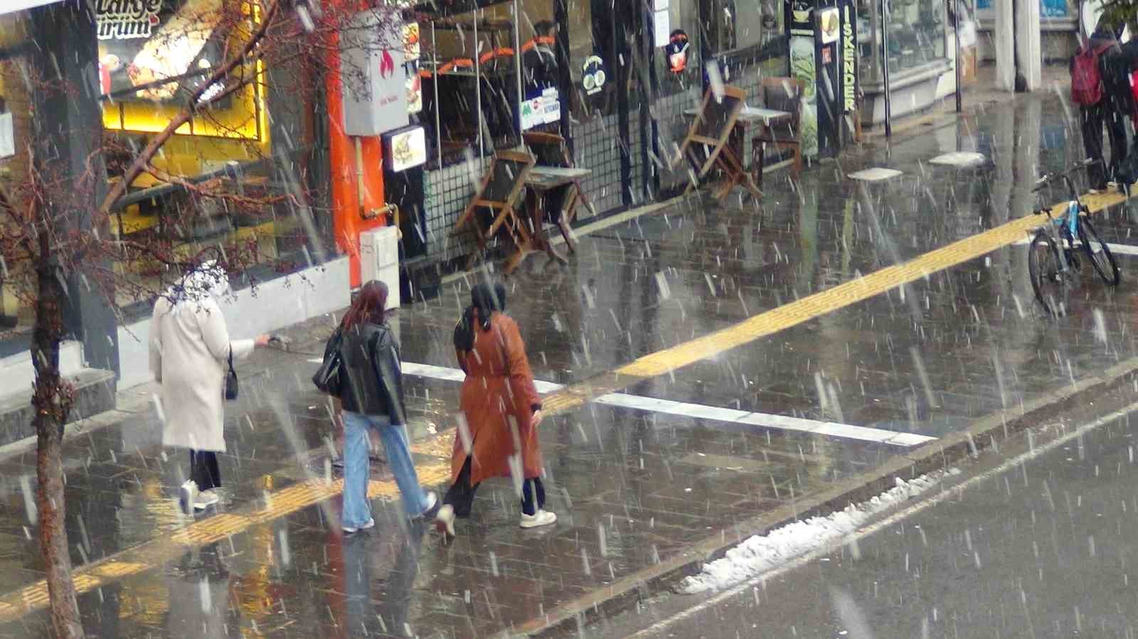 Meteoroloji uyardı: Kars&rsquo;ta kar yağışı başladı
