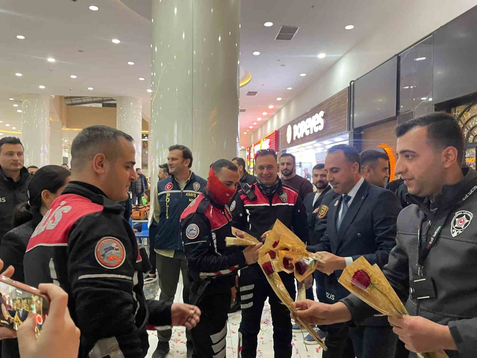 Mardin&rsquo;de kavga ihbarına giden polislere s&uuml;rpriz kutlama
