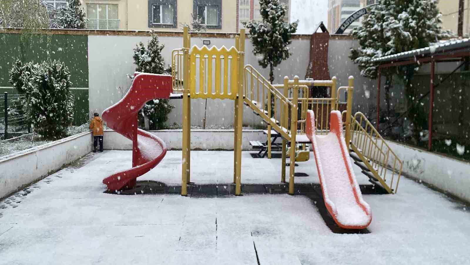 Nisan ayında lapa lapa kar yağışı: Kent merkezini beyaza bürüdü