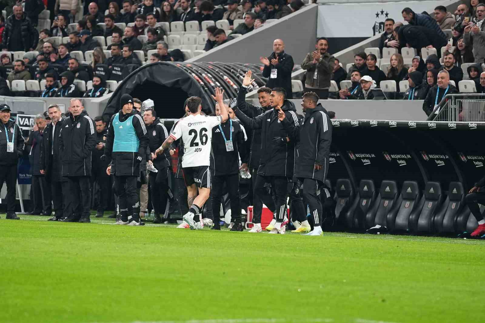 Trendyol S&uuml;per Lig: Beşiktaş: 2 - Antalyaspor: 0 (Ma&ccedil; devam ediyor)
