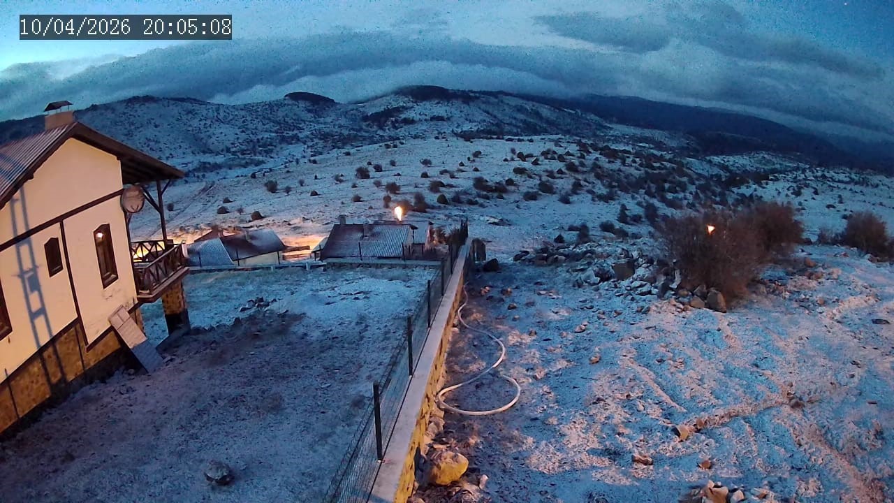 Beypazarı&rsquo;nın y&uuml;ksek kesimlerine kar yağışı devam ediyor
