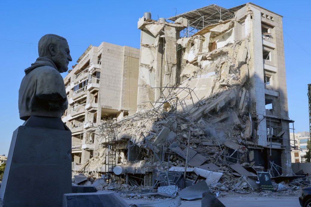 İsrail&rsquo;den L&uuml;bnan&rsquo;da idari binaya hava saldırısı: 13 &ouml;l&uuml;