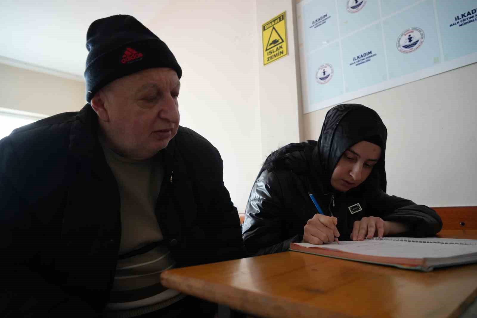 56 yaşında okuma-yazma &ouml;ğrenen baba ile kızının azmi
