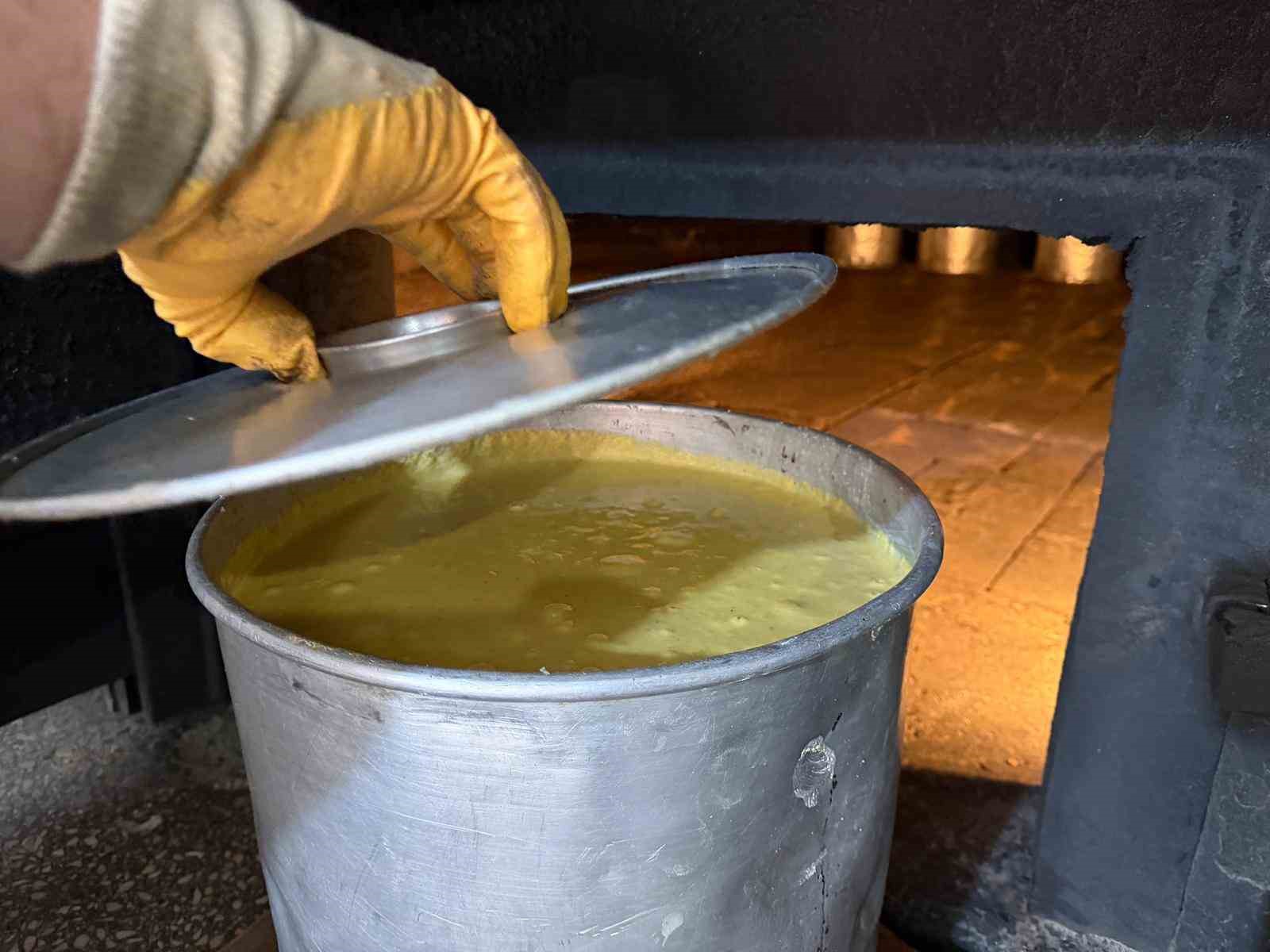 Bu mısır ekmeği teneke kovada pişiyor